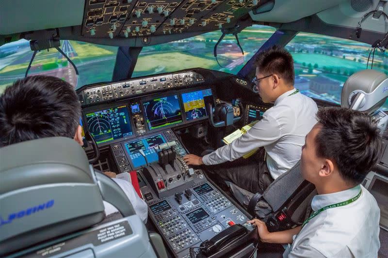長榮航空機長體驗營之學員將可在飛行員的指導下，親自操控模擬機進行起降飛行。（圖／長榮航空提供）