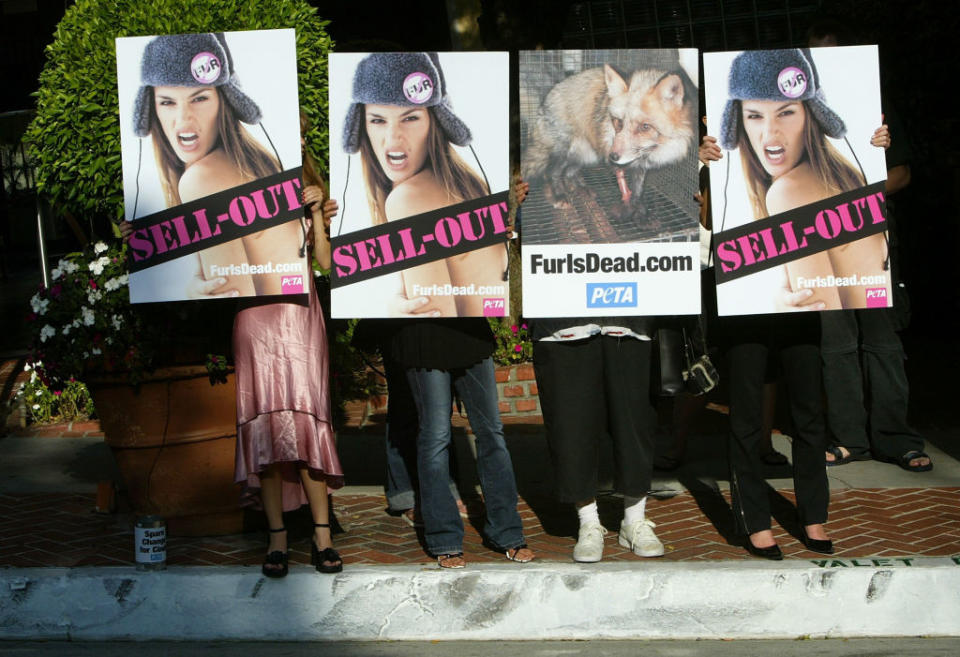 Dans les années 90, Cindy Crawford s’affiche nue dans une célèbre campagne contre l’utilisation de la fourrure, lancée par PETA. Dix ans plus tard, l’association de défense des droits des animaux est choquée d’apprendre que le top model a accepté de poser pour une marque… de manteaux de fourrure ! Elle l’accuse d’avoir trahi la cause animale et d’être une "vendue". Pour manifester leur colère, plusieurs membres de l’organisation défilent avec des pancartes devant le bar à whisky du mari du mannequin… Aux prises de positions changeantes. <em>©Getty Images</em>