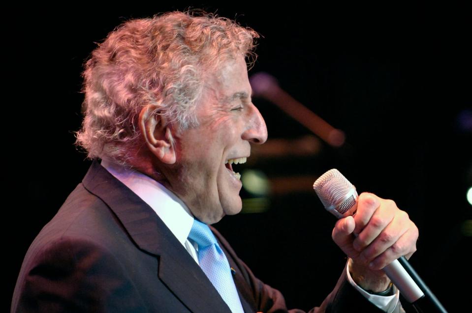 Singer Tony Bennett performs during the Bergen PAC annual Spring Gala featuring Bennett and singer Dionne Warwick in Englewood, N.J., on May 21, 2006.