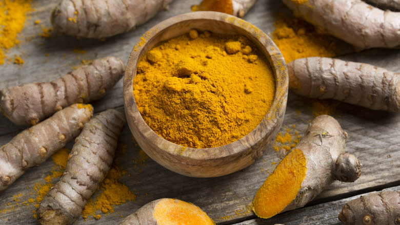 Turmeric powder and turmeric root