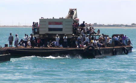 Peopl use a tug boat to flee Yemen's southern port city of Aden amid fighting between Houthi fighters and the Southern Popular Resistance Committees May 5, 2015. REUTERS/Stringer