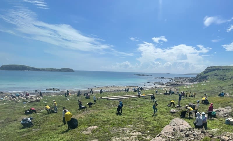 澎湖望安淨灘活動  民眾響應 澎湖國家風景區管理處12日在望安散崎港岸際舉辦淨 灘活動，近100人響應參與在烈日度高溫下接力搬運 所拾海廢垃圾。 （澎湖國家風景區管理處提供） 中央社  113年6月12日 