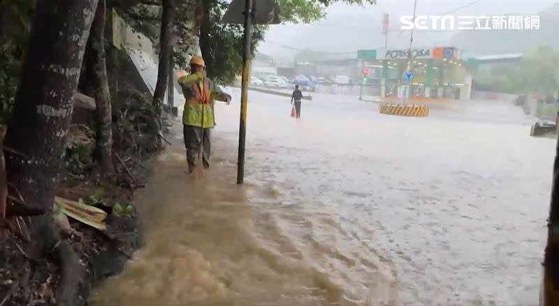 基金一路上黃濁泥水淹沒道路，上班的汽機車通行濺起如浪潮般的水花。（圖／翻攝畫面）