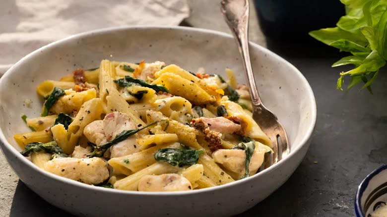 Creamy pasta bake with spinach