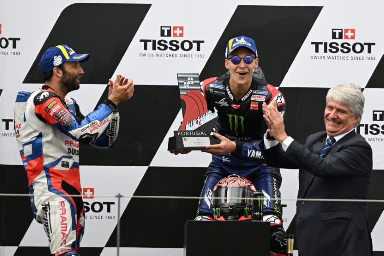Le Français Fabio Quartararo célèbre sa victoire dans le Grand Prix MotoGP du Portugal, applaudi par son dauphin et compatriote Johann Zarco, le 24 avril 2022 sur le Circuit International d'Algare à Portima (AFP/PATRICIA DE MELO MOREIRA)