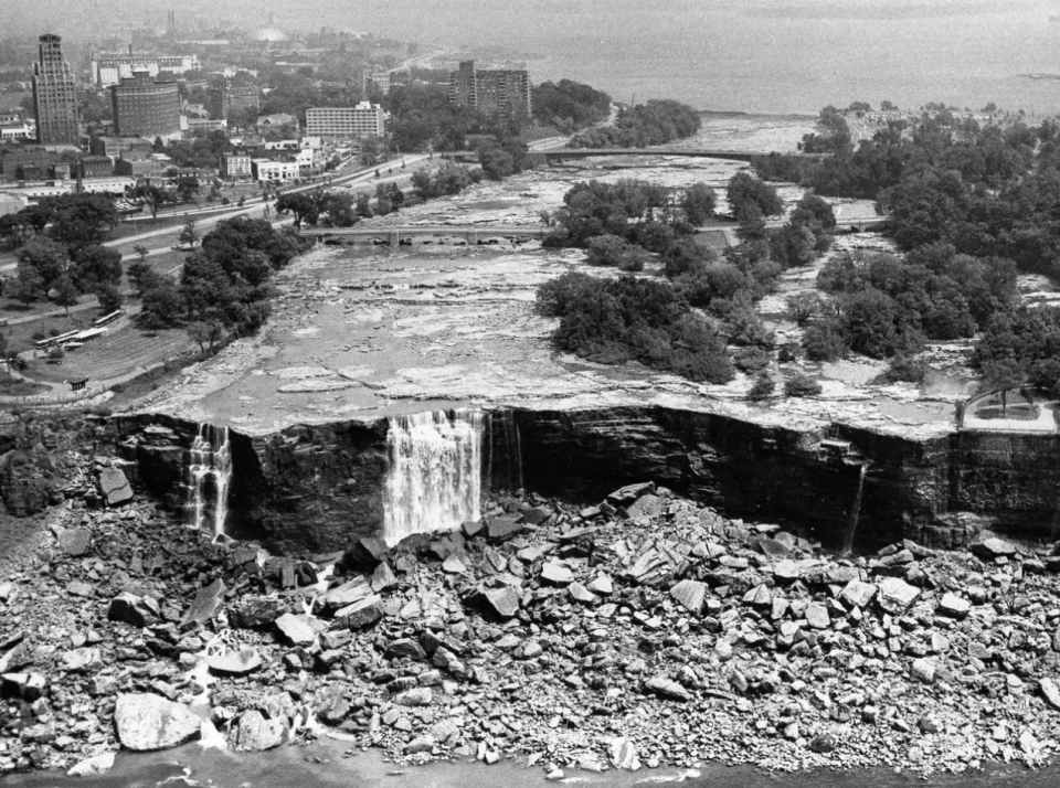 Nach dem Bau eines Staudamms trockneten die Niagarafälle aus. - Copyright: AP