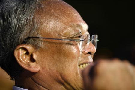 Protest leader Suthep Thaugsuban greets a crowd of anti-government protesters before making an address outside the Government House in Bangkok December 9, 2013. REUTERS/Dylan Martinez