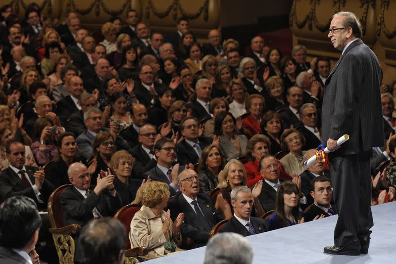 Albanian writer Ismail Kadare acknowledge the applause after receiving the 2009 Prince of Asturias award in Oviedo