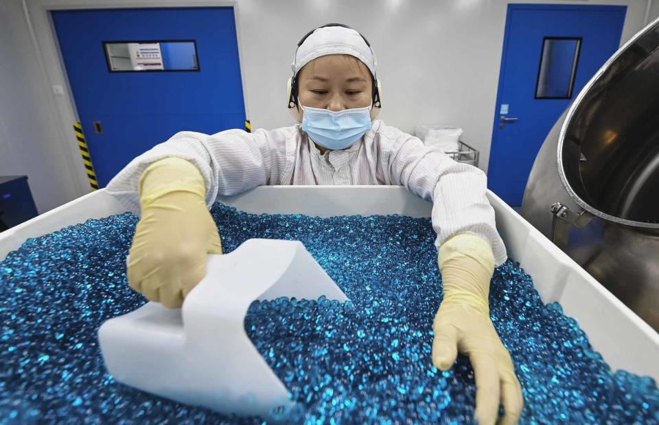 2021年8月11日，中國湖北武漢市的一家工廠，一名員工在生產治療感冒的膠囊。攝：Zhang Canlong/VCG via Getty Images