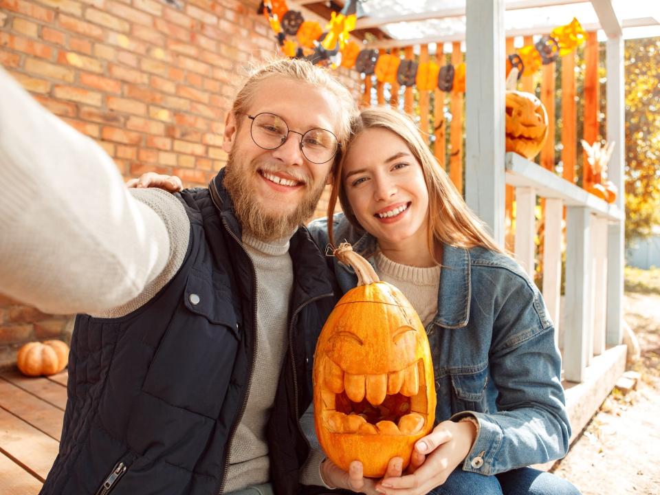 couple pumpkin carving