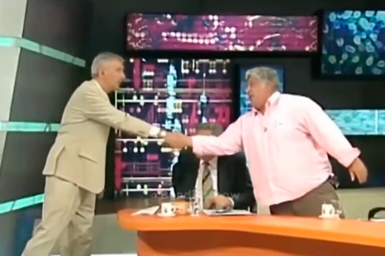 Mauro Viale y Alberto Samid se daban la mano en los instantes previos de la bochornosa pelea televisiva