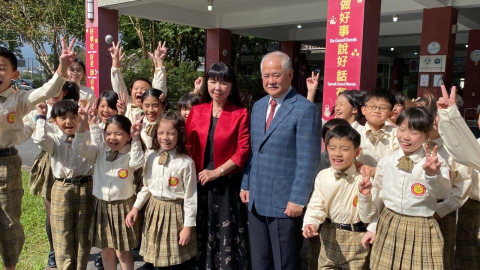 ▲圖／宜蘭中道雙語小學創辦人黃城（右）與董事長陳邦禎（左）與同學合影。