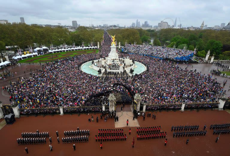 La multitud que recibió el saludo del rey desde los balcones del Palacio de Buckingham