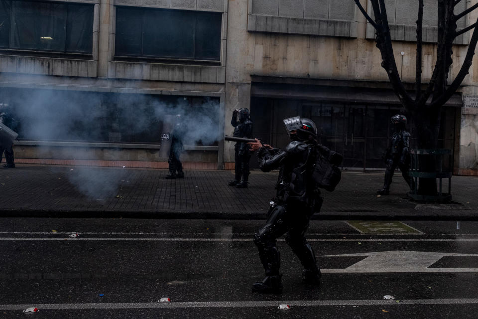 Police fire at protesters in north Bogotá on April 28.<span class="copyright">Santiago Mesa—Reojo Colectivo</span>
