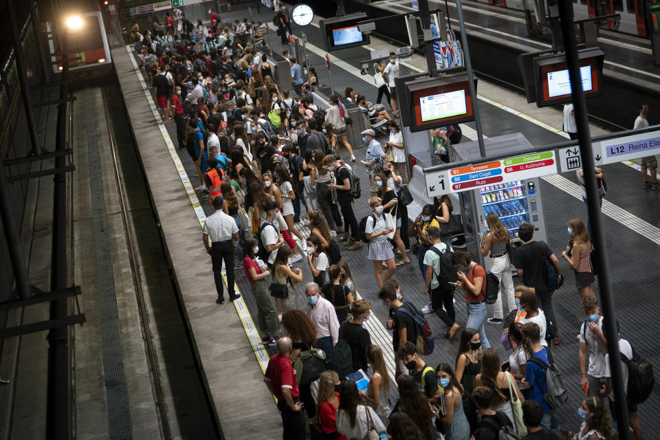 Image: Students wait for the train to go to the university, during a precise moment of rush hour in Barcelona, Spain (Emilio Morenatti / AP)