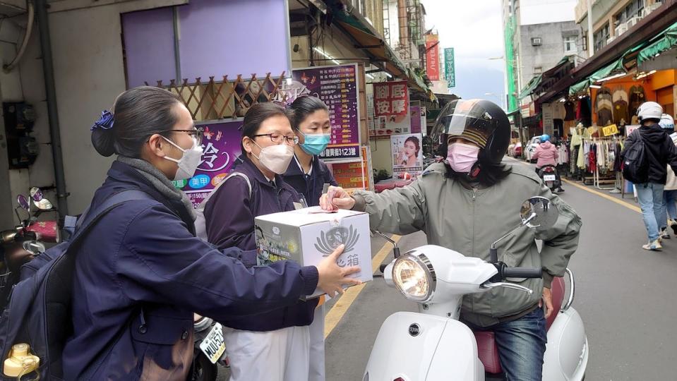 2月25日慈濟四大志業體同仁與志工走上街頭募心募愛，一早就獲得民眾熱烈響應。（2）