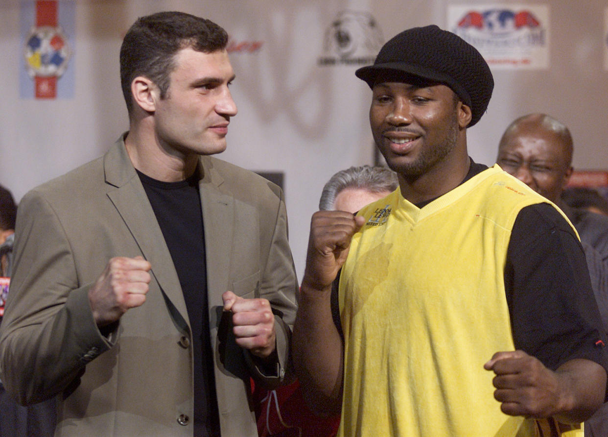 Vitali Klitschko y Lennox Lewis, durante un acto previo a su pelea en 2005. | Foto: Getty