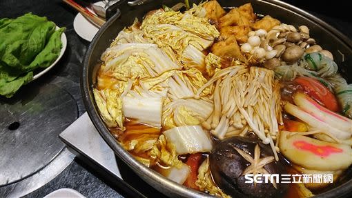 壽喜燒是以少量醬汁烹煮食材的火鍋，上等肉片在鍋內涮幾秒後就會有鮮甜的味道。（示意圖，非當事照／資料照）