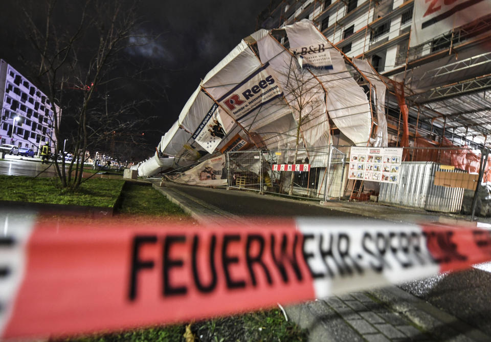 Ein umgewehtes Baugerüst in Freiburg (Baden-Württemberg). (Bild: Patrick Seeger/dpa)