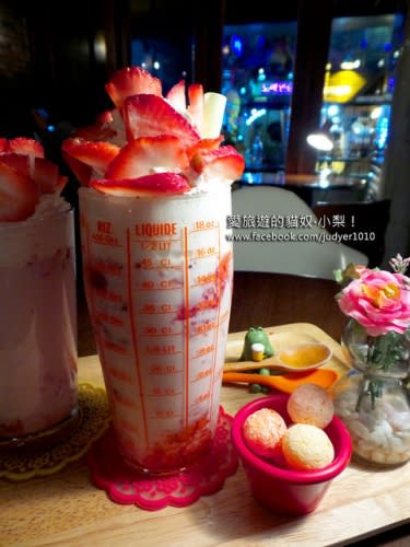 【韓國必吃美食】新村站＼AtoZ cafe 草莓拿鐵，好喝到爆炸！