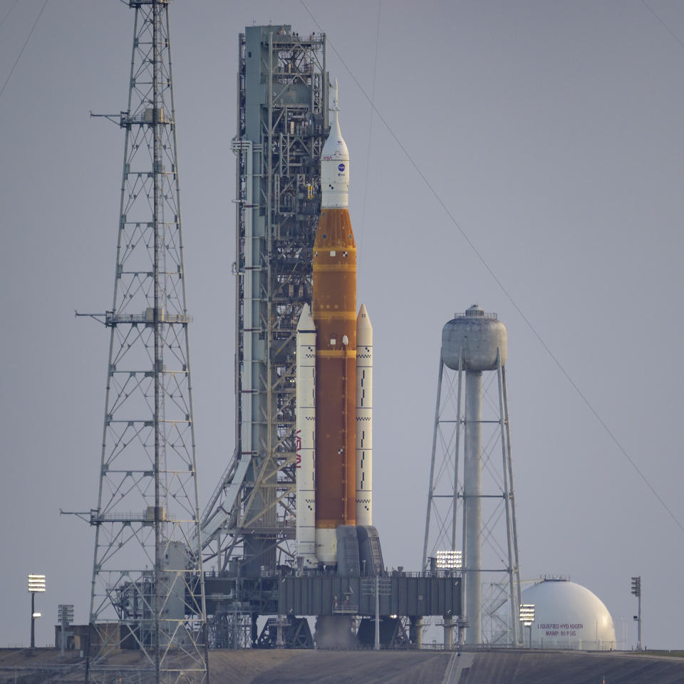 El nuevo cohete lunar de la NASA en la plataforma 39-B del Centro Espacial Kennedy en Cabo Cañaveral, Florida, el sábado 3 de septiembre de 2022, horas antes de un lanzamiento programado. (Bill Ingalls/NASA vía AP)