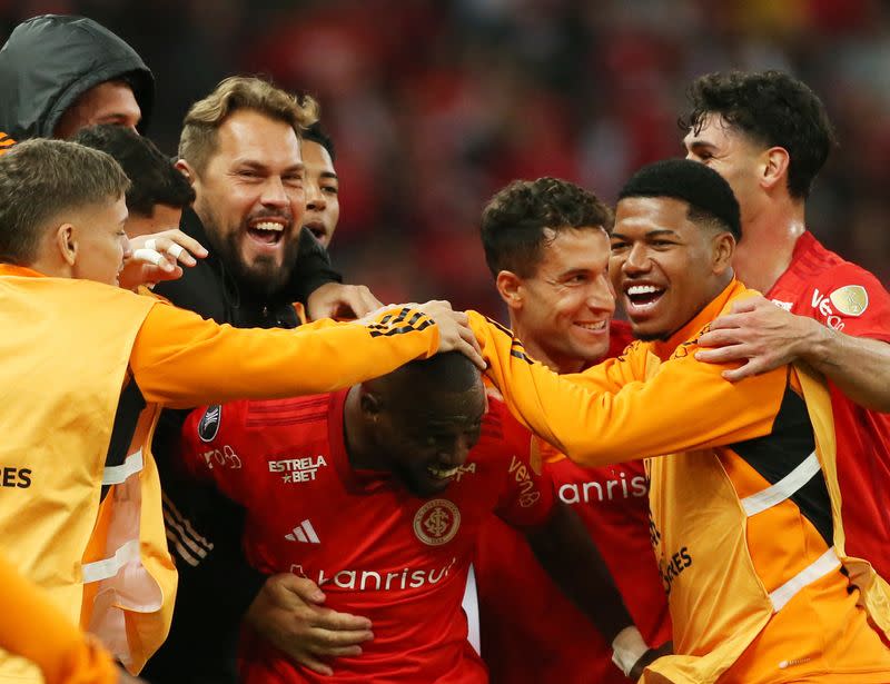 Fútbol - Copa Libertadores - Cuartos de final - Partido de vuelta - Internacional vs Bolivar - Estadio Beira-Rio, Porto Alegre, Brasil - 29 de agosto de 2023 - Enner Valencia, de Internacional, celebra el segundo gol con sus compañeros