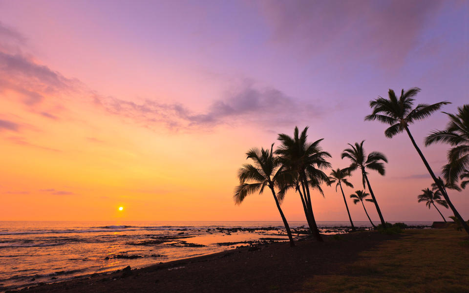 As the westernmost state, Hawaii is perfectly placed for gorgeous sunsets. Head to Kailua Kona Bay on the Big Island to watch the sun drop into the ocean against a backdrop of dark, volcanic rocks. Alternatively, spend the day splashing in the turquoise waters and resting on the white sands of Hapuna Beach State Recreation Area. Stake out a good spot and stick around for a sunset picnic as the suns rays turn the sky and water into an orange and pink light show.