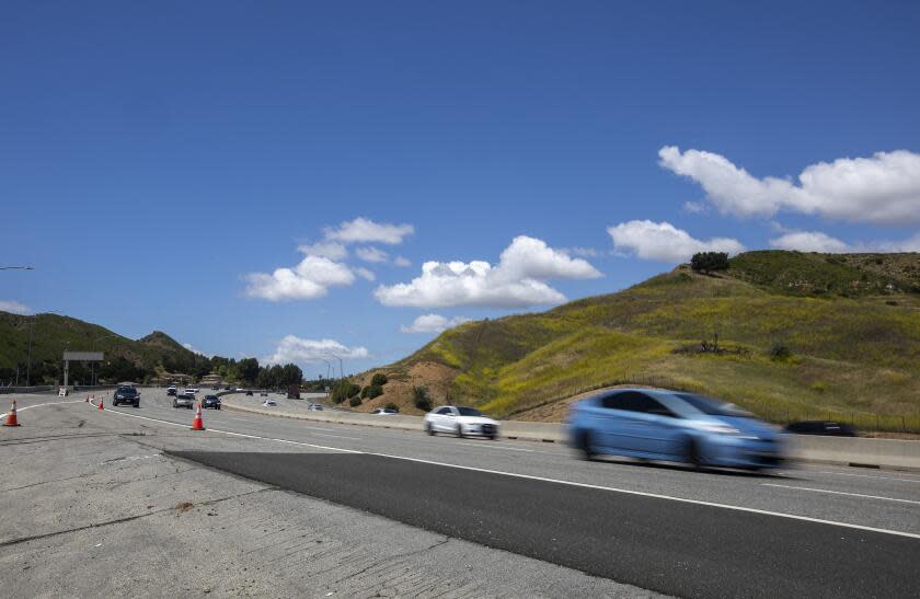 AGOURA HILLS, CA-APRIL 22, 2022: Cars travel south on the 101 freeway north of the Liberty Canyon offramp in Agoura Hills. The Wallis Annenberg Wildlife Crossing will be built in this location. Spanning over ten lanes of the 101 freeway, when complete, the crossing will be the largest in the world, the first of its kind in California and a global model for urban wildlife conservation. (Mel Melcon / Los Angeles Times)