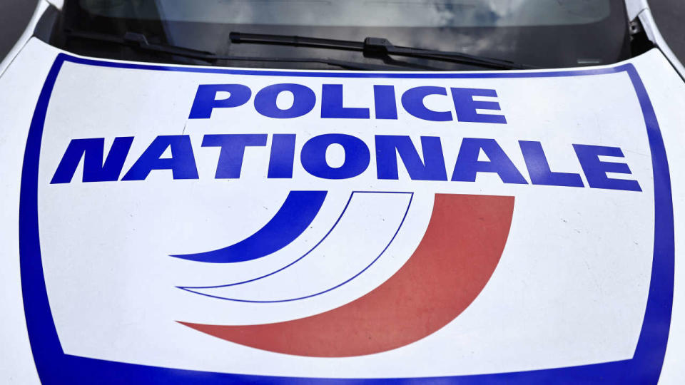 This picture taken in Paris February 11, 2022 shows the logo of French police displayed on a car. (Photo by Sameer Al-DOUMY / AFP)