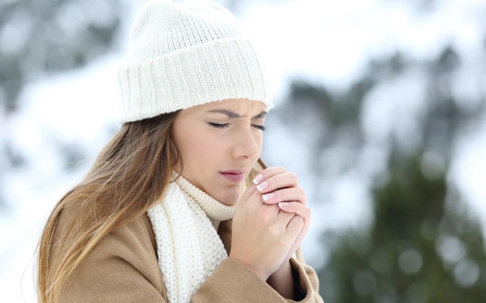 Es ist kalt und Sie frieren entsetzlich. Da dauert es nicht lange, bis Ihr Körper zu zittern anfängt. Aber warum ist das eigentlich so? (Bild: iStock / AntonioGuillem)