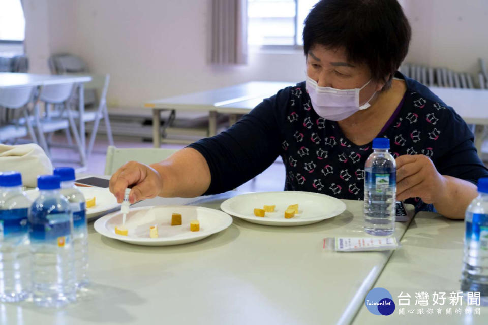 市民親手操作食品簡易試劑。