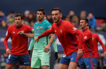 Football Soccer - Osasuna v Barcelona - Spanish La Liga Santander - El Sadar, Pamplona, Spain - 10/12/2016 Osasuna players surround Barcelona's Luis Suarez. REUTERS/Vincent West
