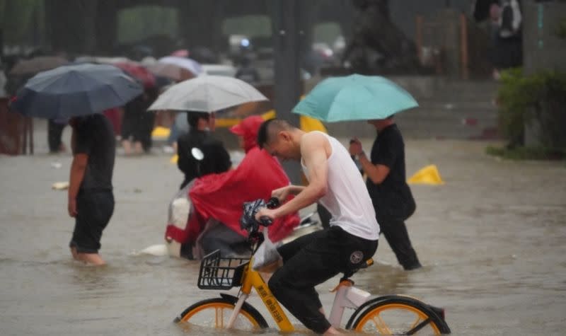 ▲中國河南省近日暴雨，省會鄭州市災情慘重。（圖／翻攝自中新網）