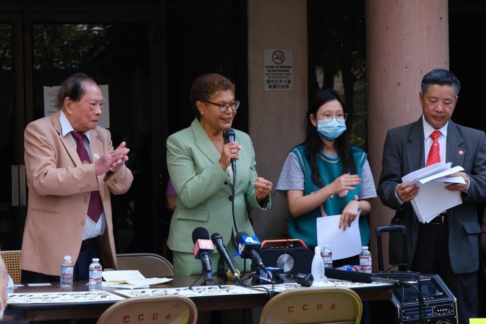 洛杉磯市市長競選人貝斯（左二）訪問華埠國泰老人公寓，聽取住戶心聲。（記者劉子為／攝影）