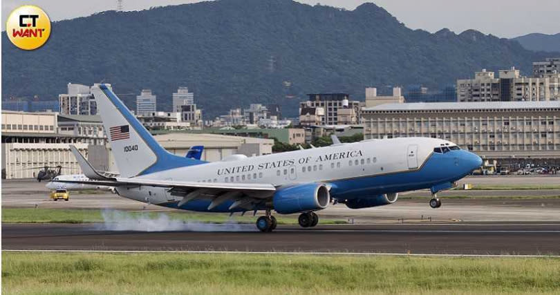 美國衛生及公共服務部部長阿札爾抵台的專機。（圖／黃耀徵攝）