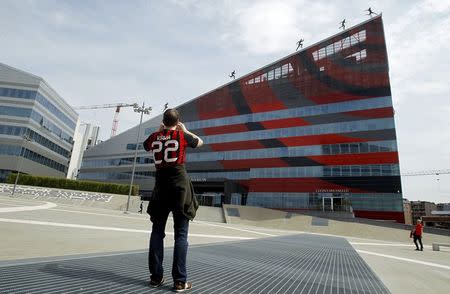 An AC Milan's supporter takes a picture of the AC Milan flagship store and museum in Milan April 29, 2015. REUTERS/Alessandro Garofalo