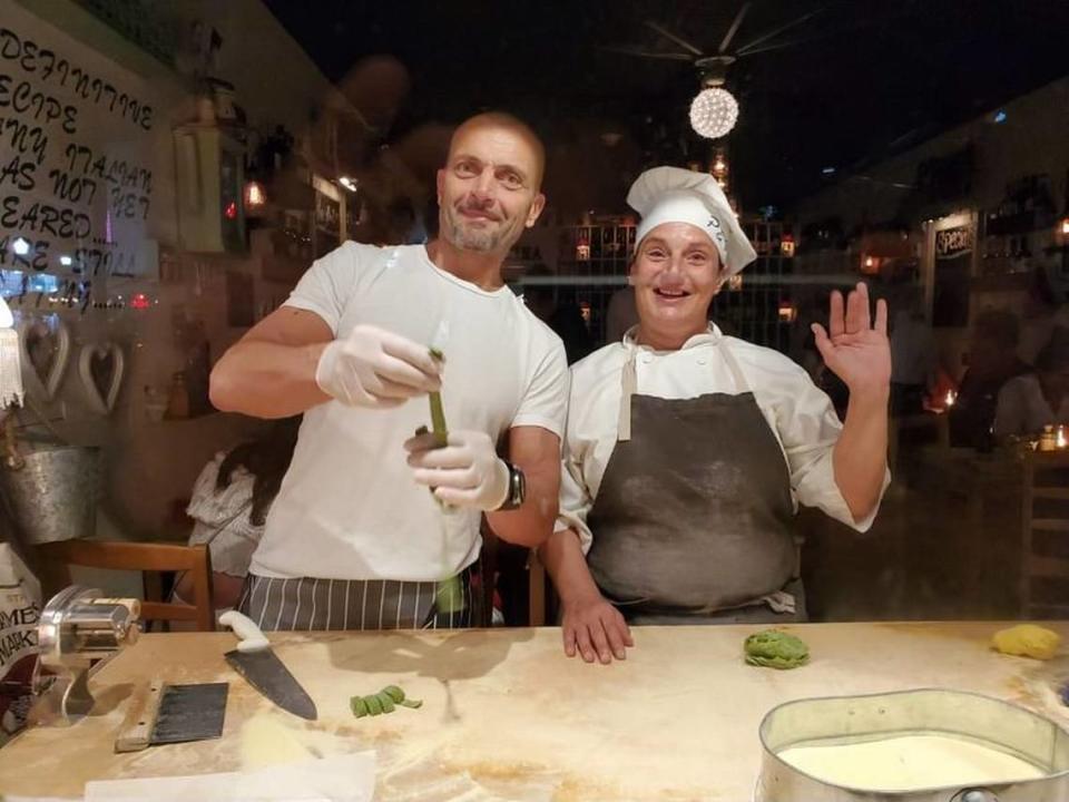 El dueño de Pane & Vino, Angelo Quaglini, con la fabricante de pasta Elena Montanari en el restaurante de Miami Beach.