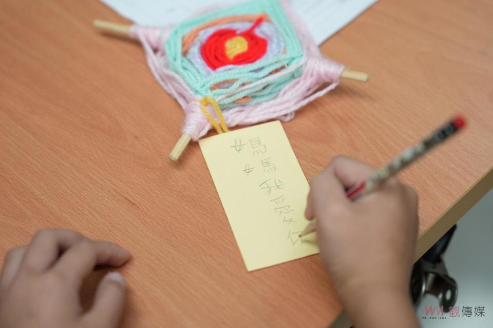 「我們不只照顧孩子，更希望在雨天能為他們的家庭撐起保護傘。」天主教中華聖母基金會執行長黎世宏表示，許多偏鄉經濟弱勢的家庭，多數家長連維生都很辛苦，更遑論陪伴孩子探索學習，許多孩子在真實生活中連講心事的對象都沒有。我們希望能在孩子需要時候陪伴左右，無助的時刻有人能傾訴。在有愛的五月，為每位辛苦、偉大的照顧者，獻上祝福，邀請大眾一起支持偏鄉兒童課輔班服務，讓孩子能無懼的成長，重拾無憂的快樂。郵政劃撥：31561904，戶名：天主教中華聖母社基金會，捐款專線：(05)277-8388分機3301。