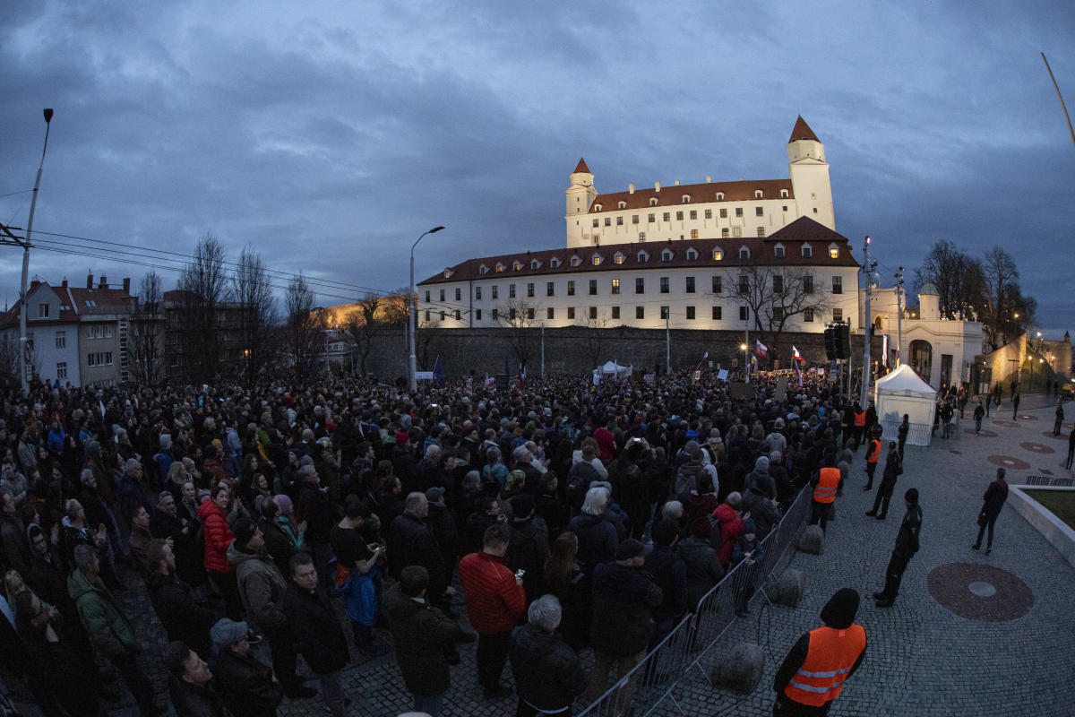 Photo of Na Slovensku sa zišli tisíce ľudí, ktorí plán novej vlády obvinili z napomáhania korupcii