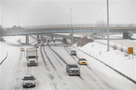 Motorist drive along a snow covered Interstate-94 in Detroit, Michigan January 2, 2014. REUTERS/Joshua Lott