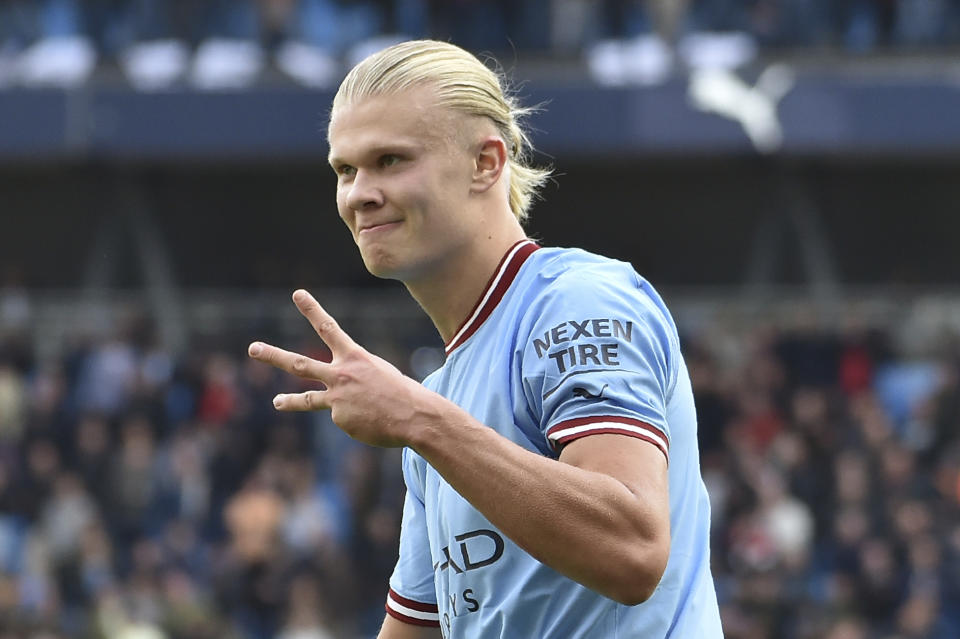 Erling Haaland del Manchester City celebra tras anotar el quinto gol ante Manchester United en la Liga Premier, el 2 de octubre de 2022. (AP Foto/Rui Vieira)