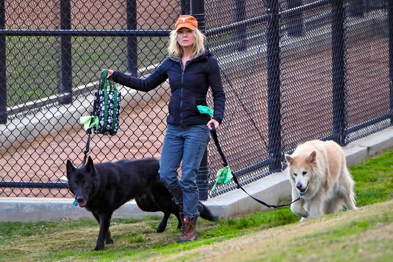 Renée Zellweger sacó a pasear a sus perros mientras su pareja, Ant Anstaead, jugaba un partido de fútbol