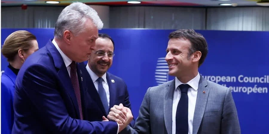 French President Emmanuel Macron (R) shakes hands with Lithuanian President Gitanas Nauseda (L) next to Cypriot President Nikos Christodoulides during the EU leaders' summit in Brussels, Belgium, March 21, 2024