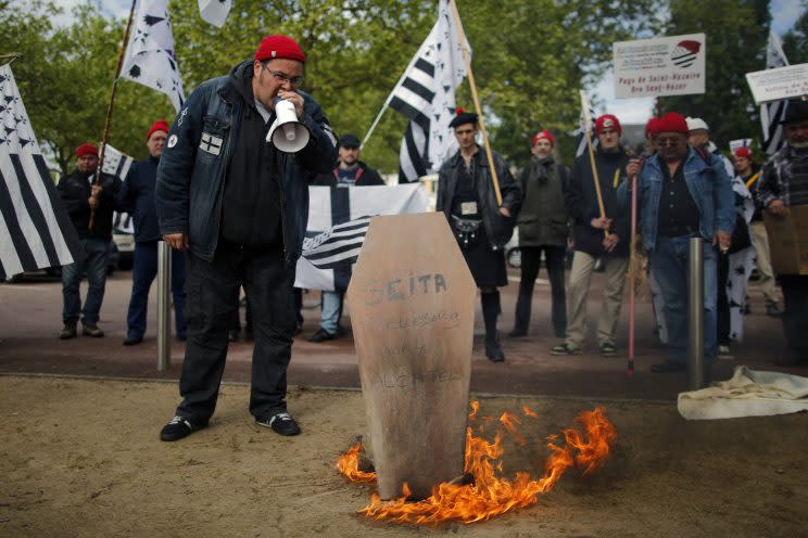 <p>Un vent de protestation se lève contre le projet d’écotaxe qui vise à taxer les poids lourds. La fronde est notamment menée par le mouvement des Bonnets Rouges en Bretagne. Au final, la mesure est gelée, puis abandonnée. (Photo : Reuters)</p>