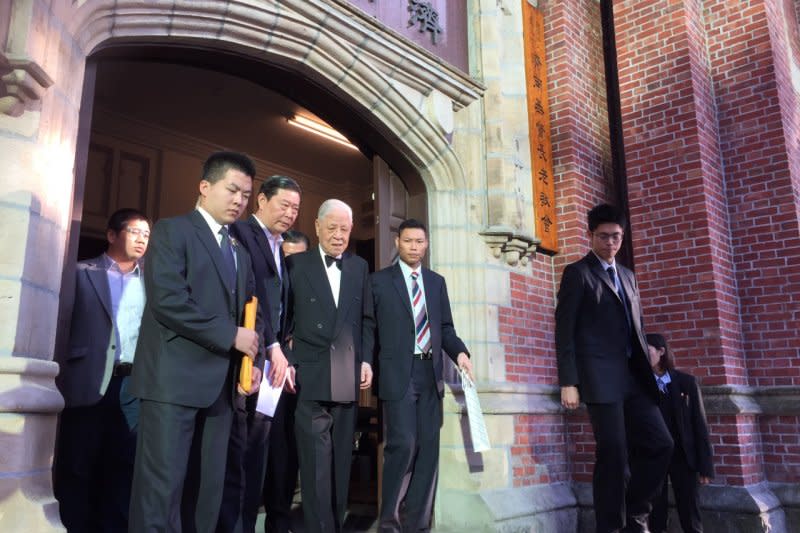前總統李登輝13日下午前往台北市濟南教會，參加孫女李坤儀與孫女婿趙贊凱的婚禮彩排，這也是他出院後首度公開露面。（李登輝辦公室提供）