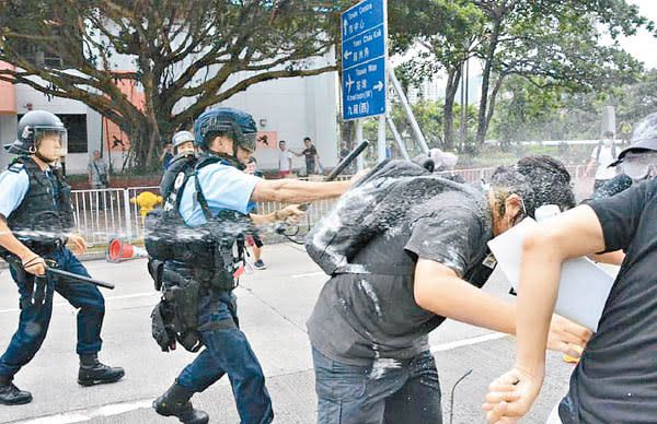 警方向遊行人士施放胡椒噴劑。（香港大學學生會學苑即時新聞）