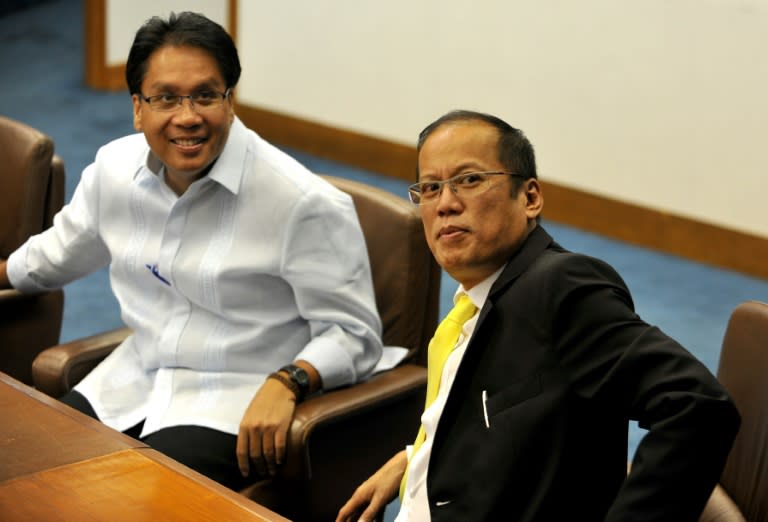 Philippine President Benigno Aquino (R) and his running mate Senator Manuel Roxas (L) attend a special session at the Senate in Manila on May 24, 2010