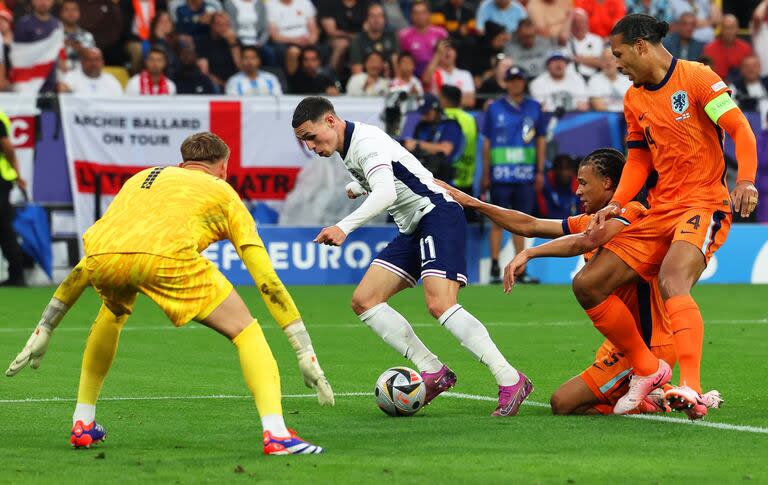 Nathan Aké no encuentra forma de detener a Phil Foden en un lugar tan peligroso, pero zafará; un alivio para sus compañeros Verbruggen y Virgil Van Dijk, que de todos modos terminarán padeciendo la elminación de Países Bajos.