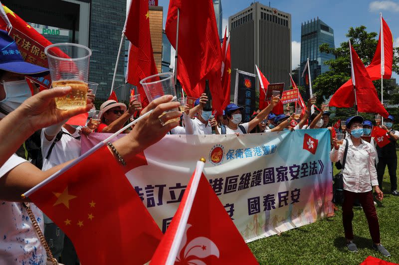 Partidarios pro-China celebran que el parlamento de China haya aprobado la ley de seguridad nacional para Hong Kong, en Hong Kong, China