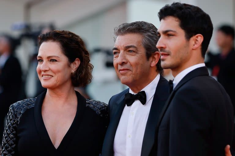 Ricardo Darín junto a su esposa Florencia Bas y su hijo, Chino, en la alfombra roja de la presentación de la película Argentina, 1985